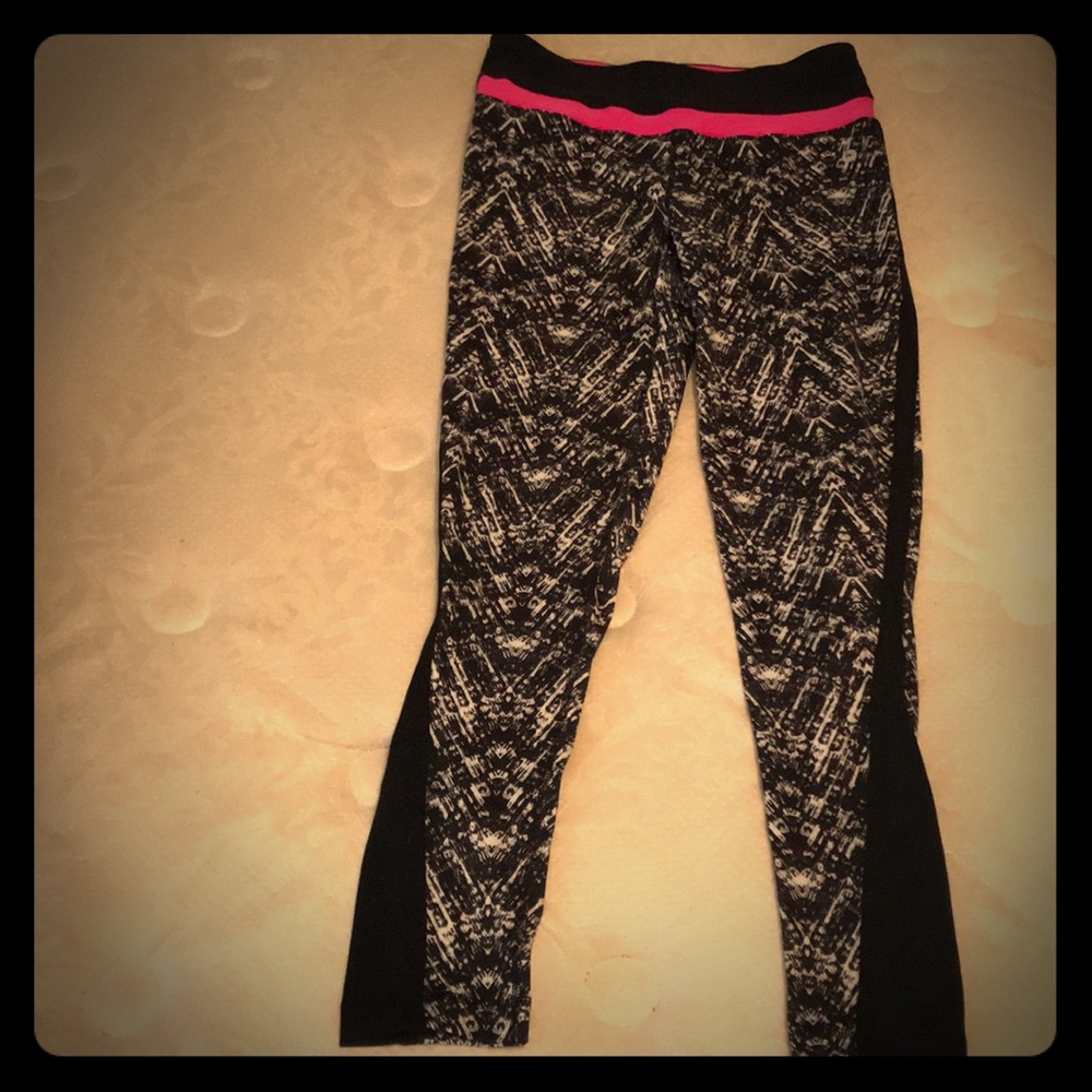 Black/white patterned yoga pants neon pink top